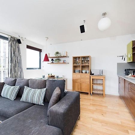 Stylish 2 Bedroom Flat With Balcony In London Eksteriør billede