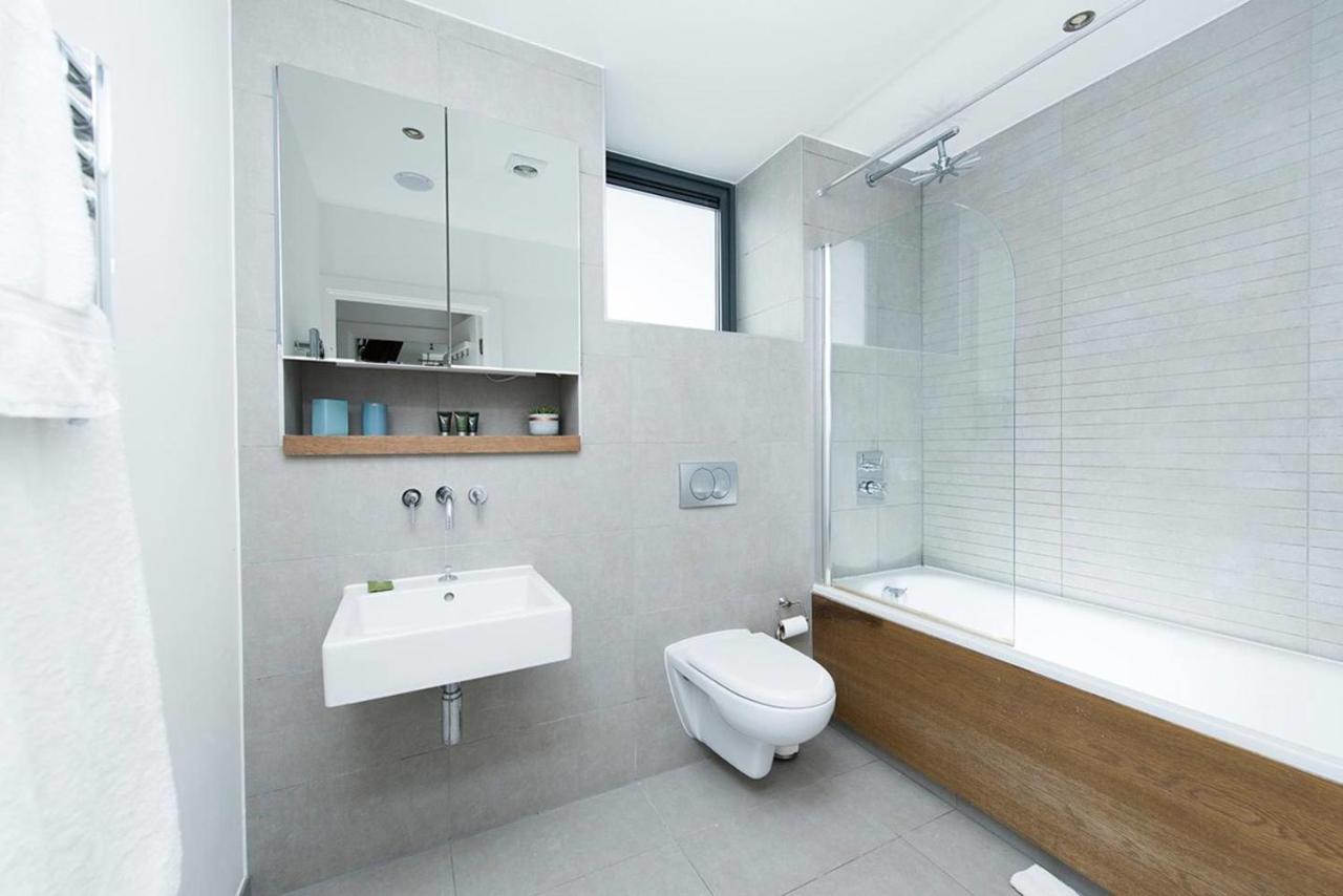 Stylish 2 Bedroom Flat With Balcony In London Eksteriør billede