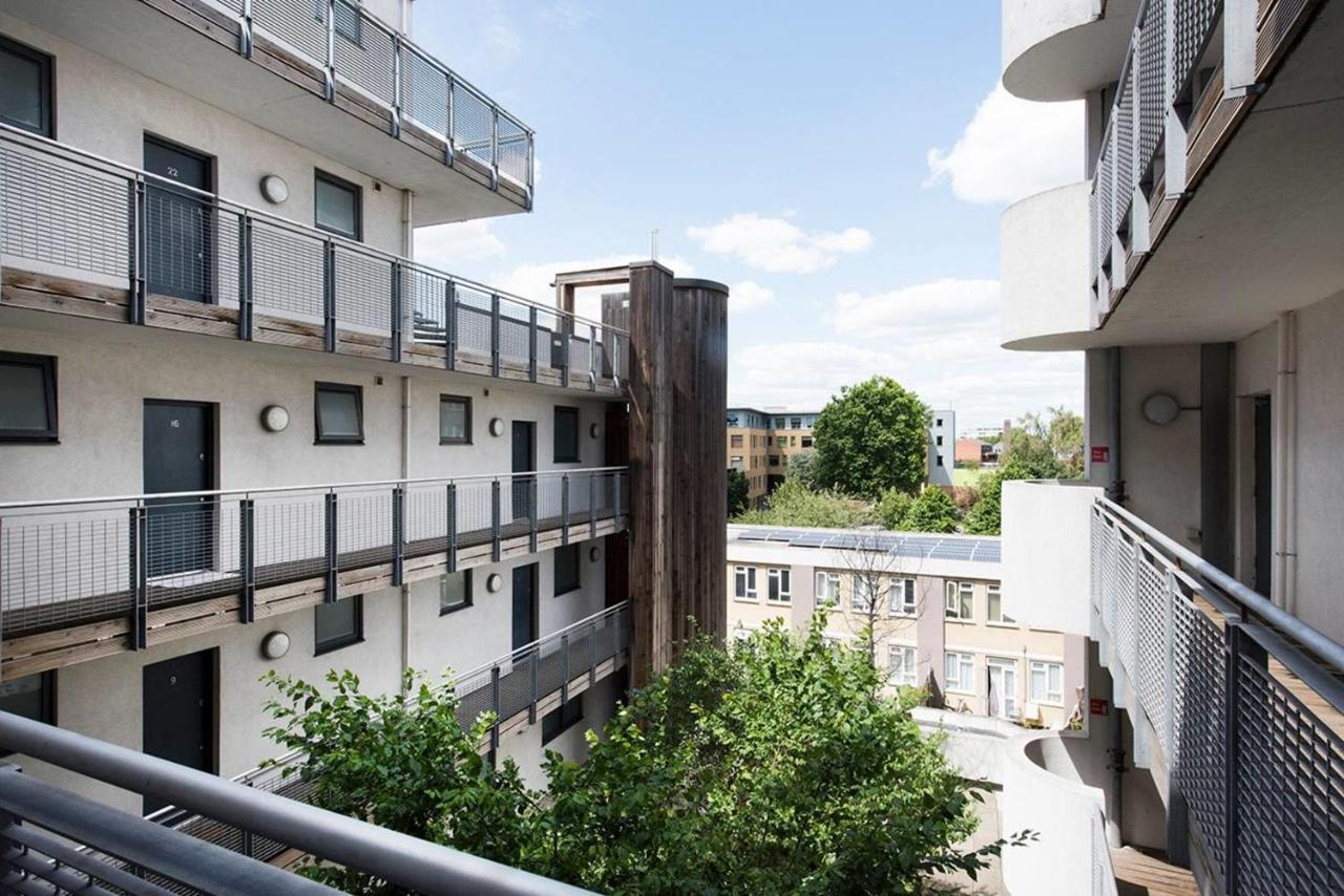 Stylish 2 Bedroom Flat With Balcony In London Eksteriør billede