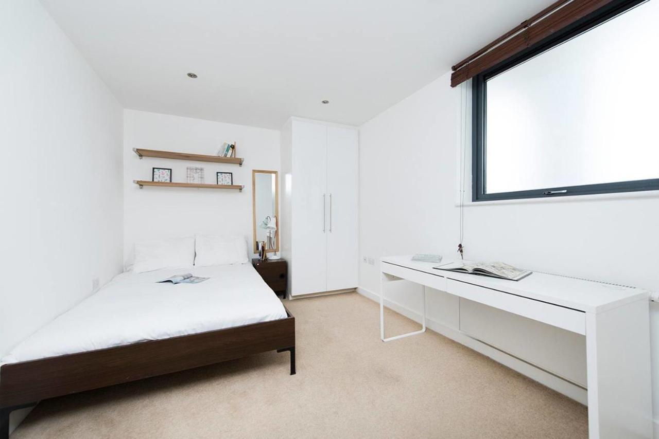 Stylish 2 Bedroom Flat With Balcony In London Eksteriør billede