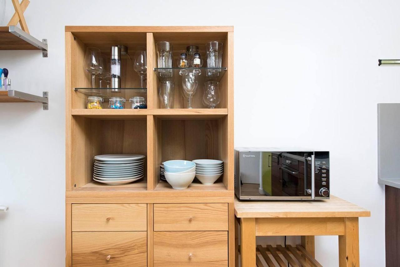 Stylish 2 Bedroom Flat With Balcony In London Eksteriør billede